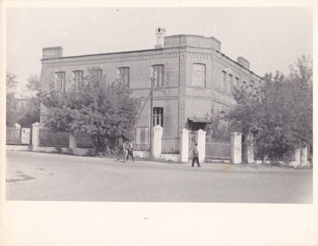 Городская женская гимназия 1913 года постройки.